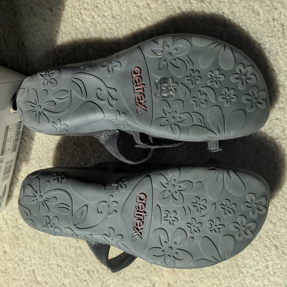 Aetrex Izzy Sparkle sandals - Picture 4 of 4
